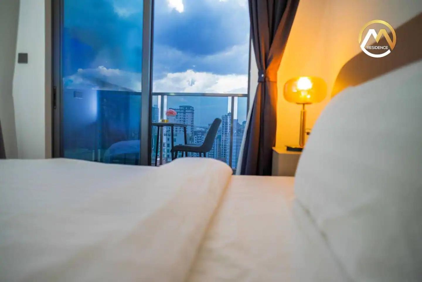Hotel Serviced Apartments Top One Infinity Pool With View Of 360 Degree Phnom Penh Exterior foto