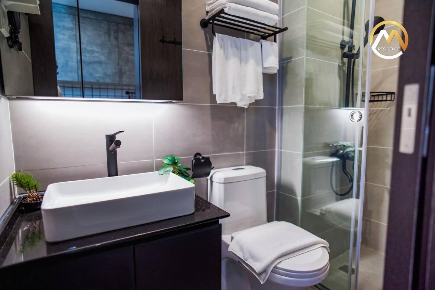 Hotel Serviced Apartments Top One Infinity Pool With View Of 360 Degree Phnom Penh Exterior foto